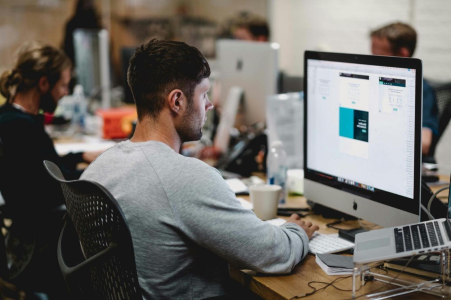 Teilnehmer arbeitet an einem KI-Projekt mit visuellen Datenanalysen auf dem Bildschirm