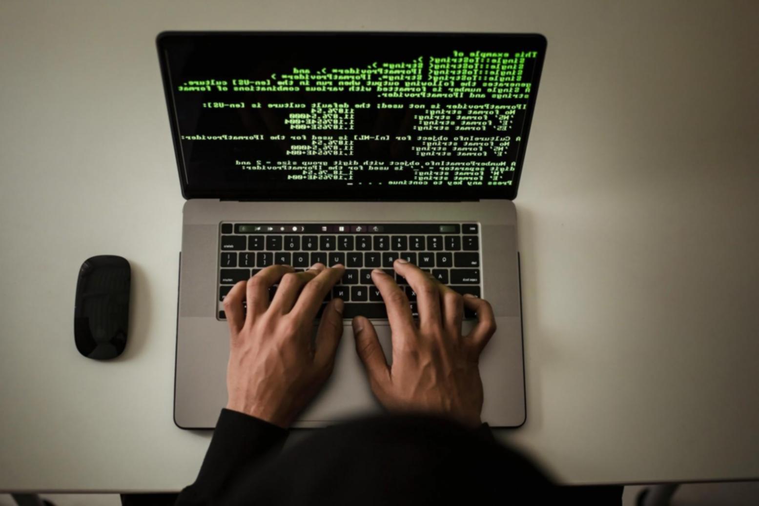 Moderner Lernraum mit technischer Ausstattung für KI-Kurse